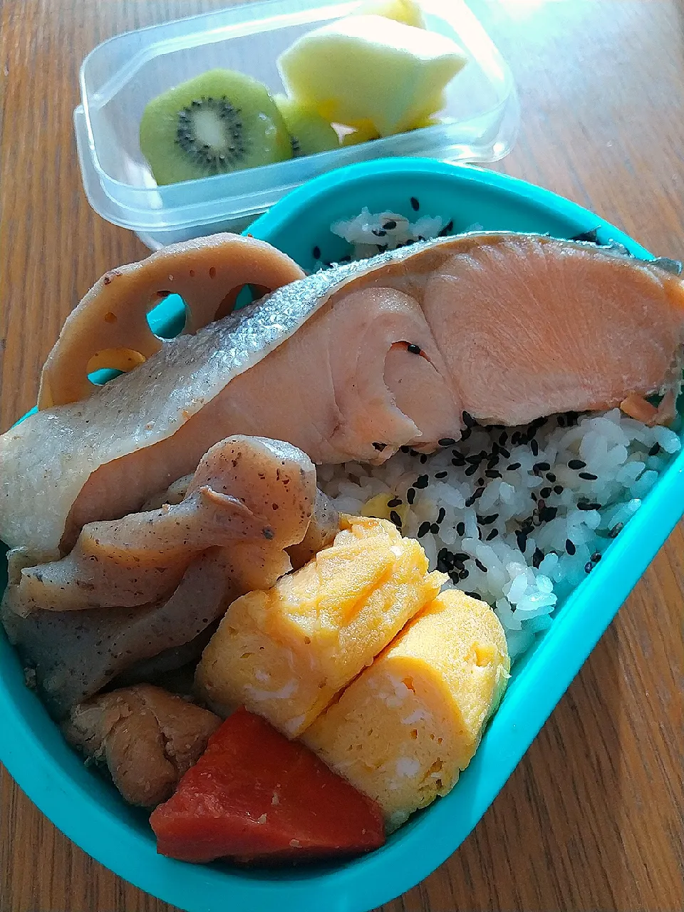 ドーンと鮭のっけ弁当|まきごろうさん