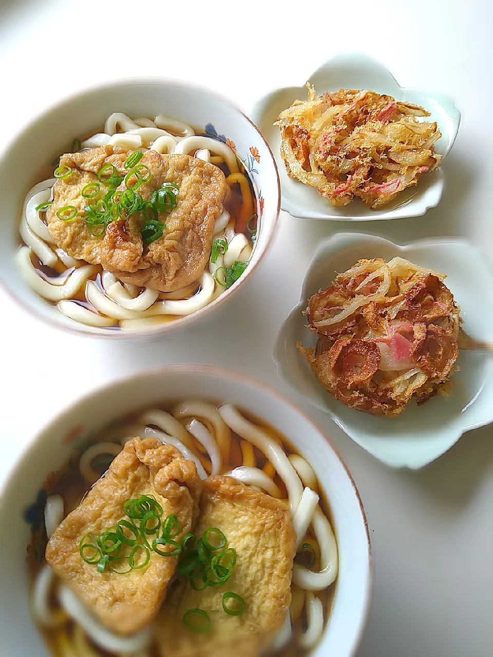 Snapdishの料理写真:ayaさんの料理 玉ねぎと紅生姜のかき揚げ と きつねうどん！|まめころさん