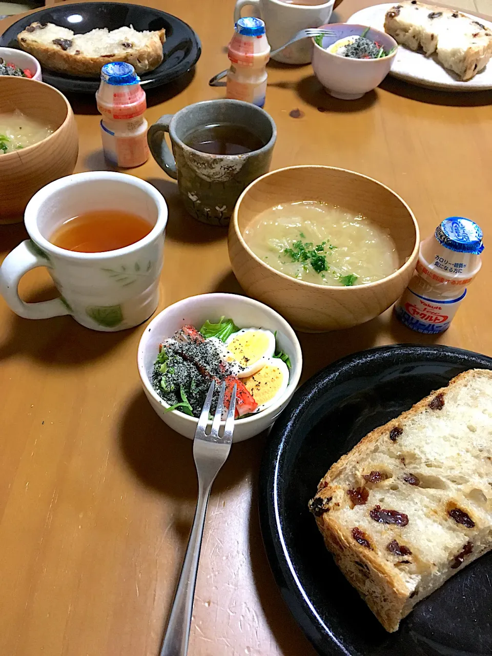 朝ごパン😻朝焼きぶどうフランスパン🍞オニオンスープ、サラダ、ルイボスティー、ヤクルト|さくたえさん