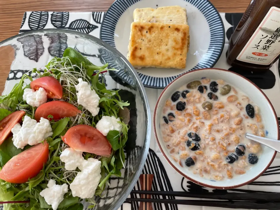 ブランチ。初めて作ったカッテージチーズをサラダに載せた。2021.1.5|だいしさん