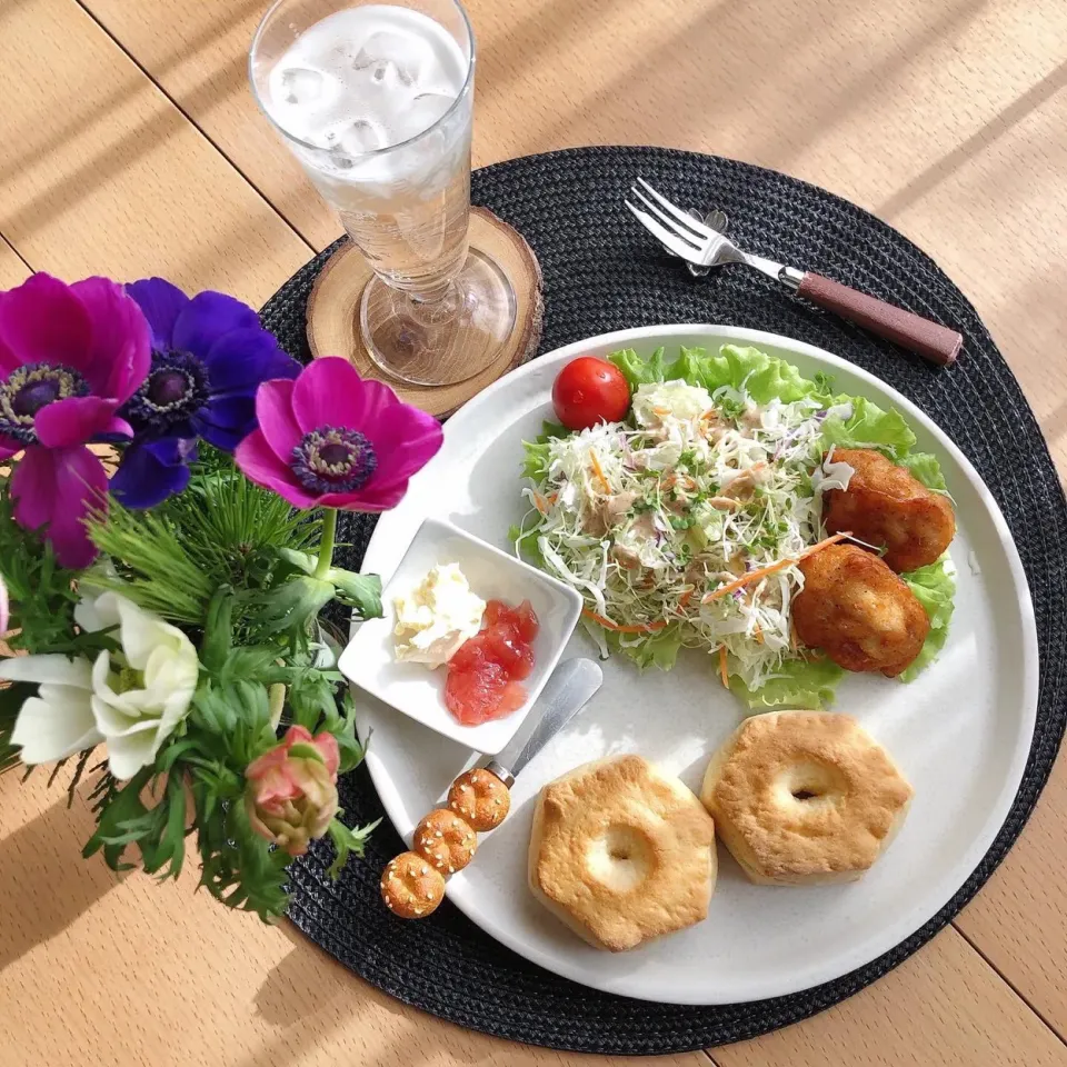 1/7❤︎プレーンスコーンと塩から揚げサラダ🥗ワンプレートランチ🌱シードルを添え|Makinsさん