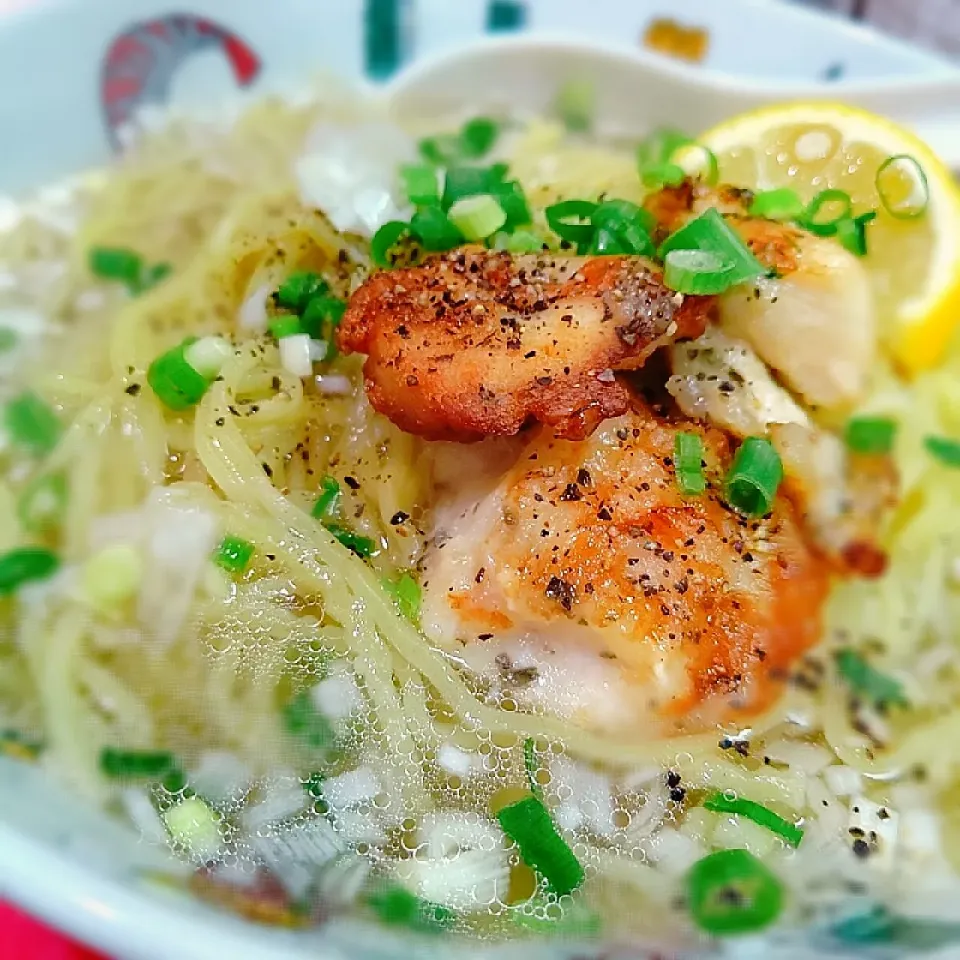 バジルチキンのっけの
       塩レモンラーメン〜♪♪|砂糖味屋キッチンさん