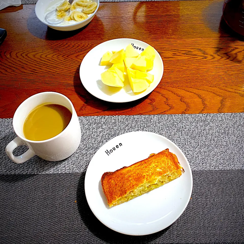 Snapdishの料理写真:１月７日　朝ごはん　キャベーコンと、ポテトチーズのホットサンド、ほうじ茶ラテ、林檎|yakinasuさん