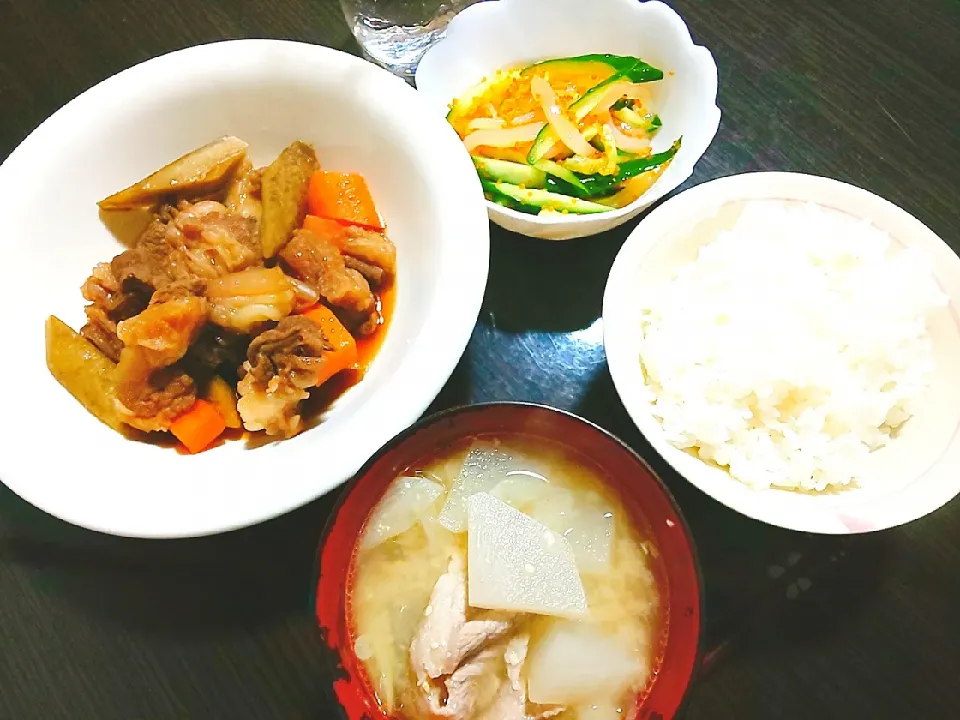 ごはん、大根と豚肉の味噌汁、牛すじとゴボウの煮物、いかときゅうりのとびっこ和え|サトリさん