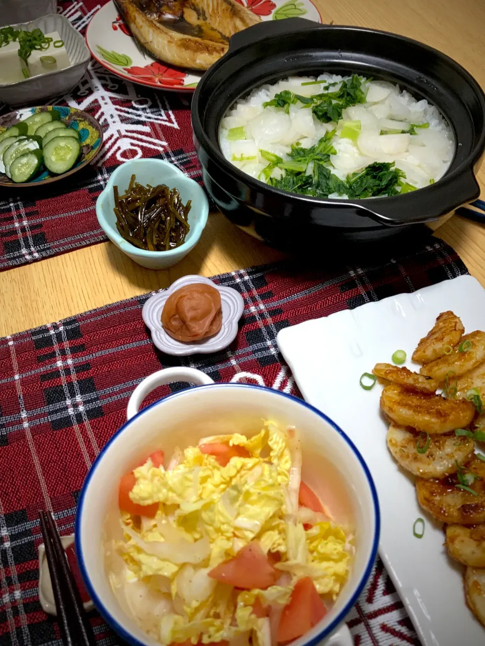 七草粥、サバの開き、冷奴、白菜とトマトのサラダ、長芋の甘辛焼き|ツインうさぎさん