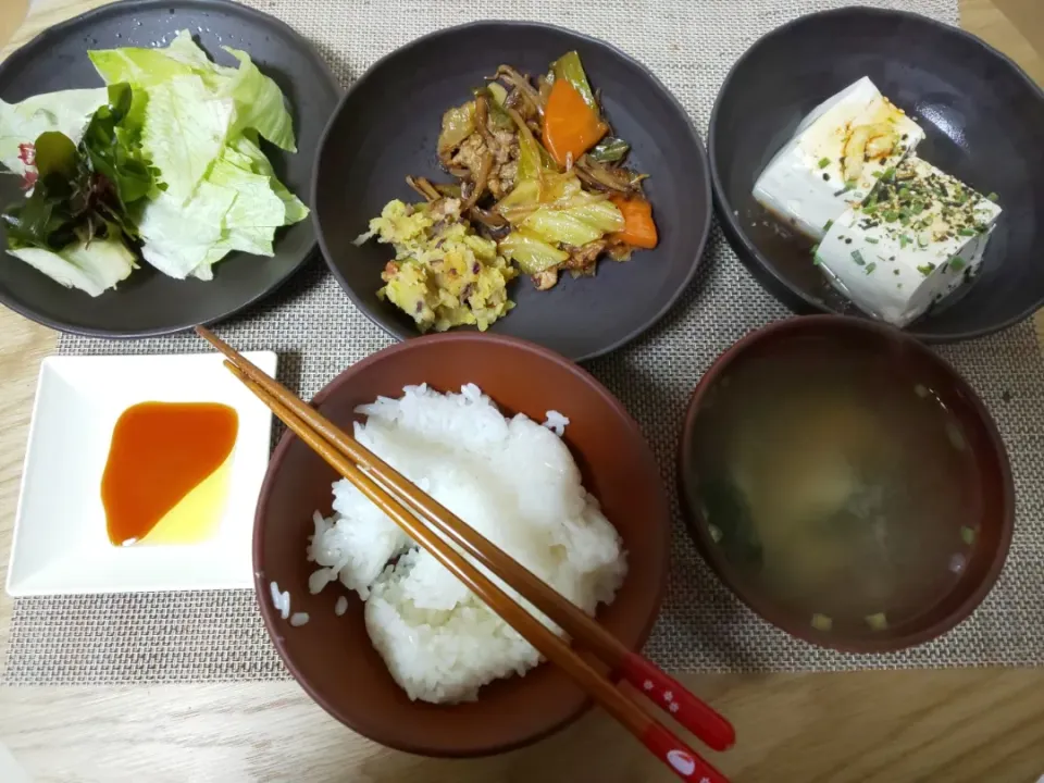 白飯
味噌汁
湯豆腐
豚とキャベツと人参ともやしの炒め
ベーコンとじゃがいもとさつまいもと玉ねぎのスライス炒め
ちぎりレタスの海藻サラダ
みかん|あぎふぁんさん