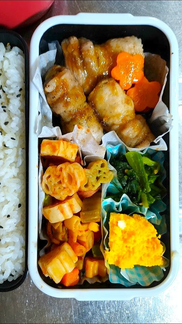 Snapdishの料理写真:旦那弁当　2021/1/8

ベーコンウインナースープ
しめじの肉巻き
にんじんのグラッセ
ナポリタン
ほうれん草のゴマ和え
錦糸玉子|ユキヨメ♪さん