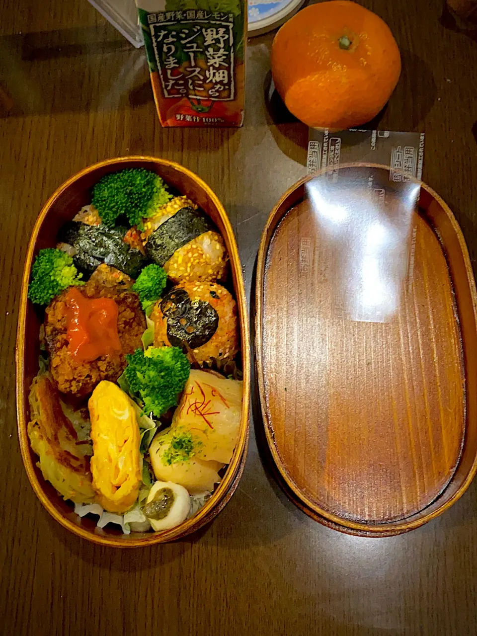 Snapdishの料理写真:お弁当🍱　手毬おむすび　ふりかけ　焼き海苔　フライドチキン　オーロラ辛ソース　ロスティポテト　出し巻き卵　大根と山芋煮　イカの煮物　モッツァレラチーズ　オリーブオイル　バジルソース　蒸しブロッコリー　みかん　野菜ジュース　コーヒー|ch＊K*∀o(^^*)♪さん