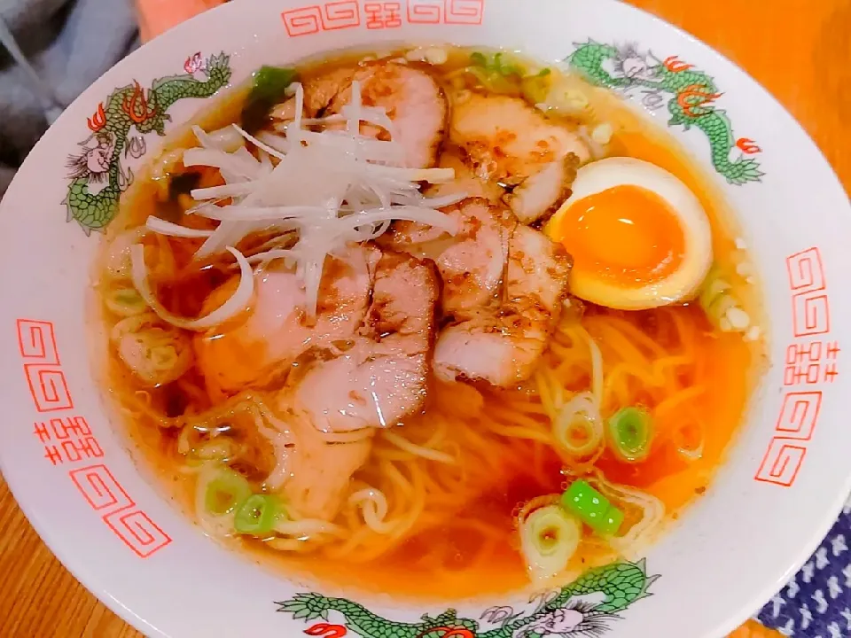 Snapdishの料理写真:お酒を飲んだ後の〆のラーメン🍜🍥
我が家の煮豚と味玉入り|Naomi Furuyaさん