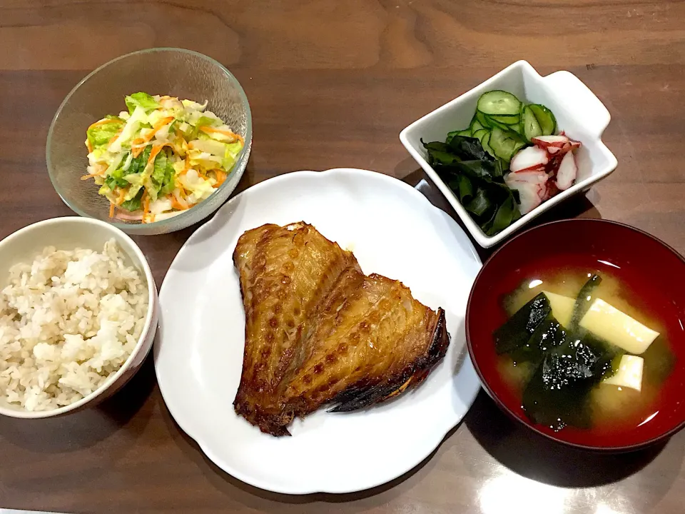 Snapdishの料理写真:赤魚干物 豆腐とわかめの味噌汁 タコときゅうりの酢の物 白菜のコールスロー風サラダ|おさむん17さん