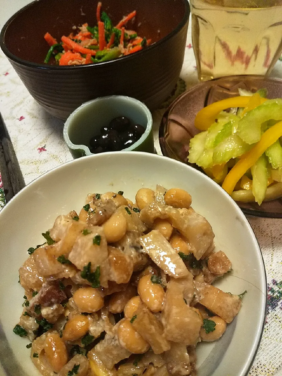 今日の晩御飯
※れんこんと大豆とベーコンのコロコロ炒め
※ほうれん草と人参とツナのエスニックナムル
※セロリとパプリカのめんつゆ浅漬
※手作り黒豆
※ブランデーハイボール|れあMIXさん