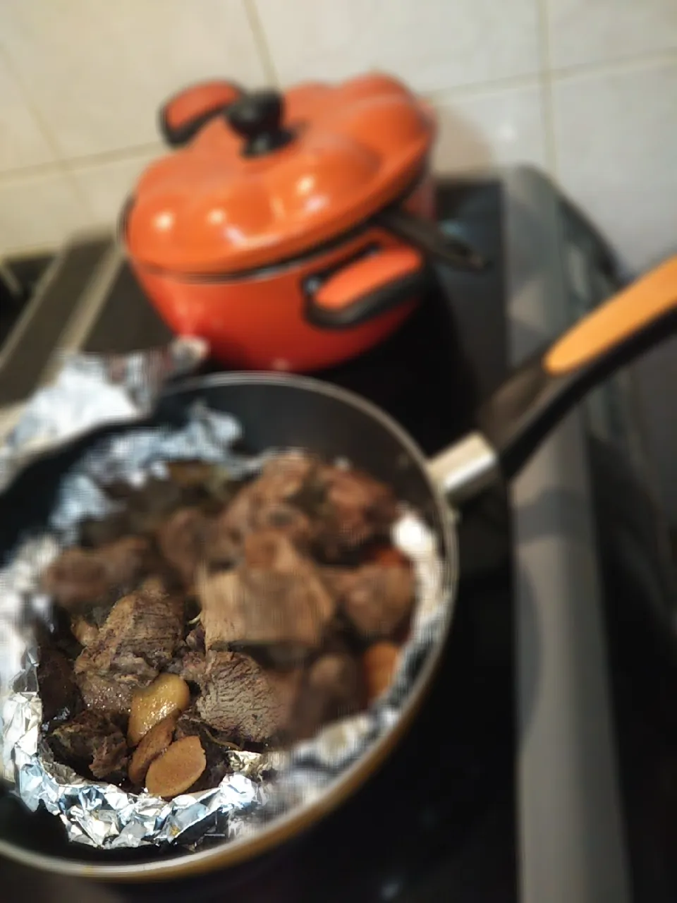 はり重のスジ肉をにんにくピクルスとピクルス液と蕎麦つゆとハーブ、蜂蜜でぐつぐつした。|ミントさん