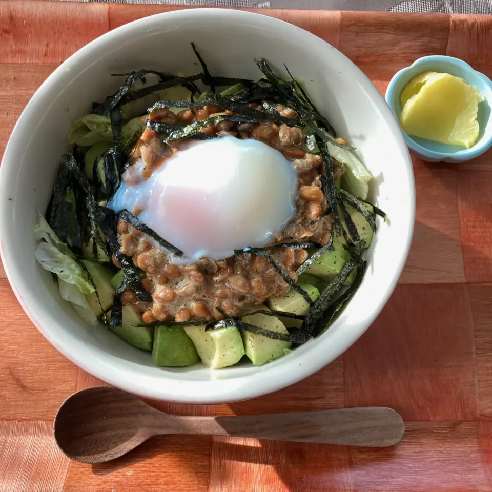 Snapdishの料理写真:ともきーた (伊藤 智子)さんの料理 🆔402604                                                                 #アボカド納豆卵ご飯 💕|ももさん