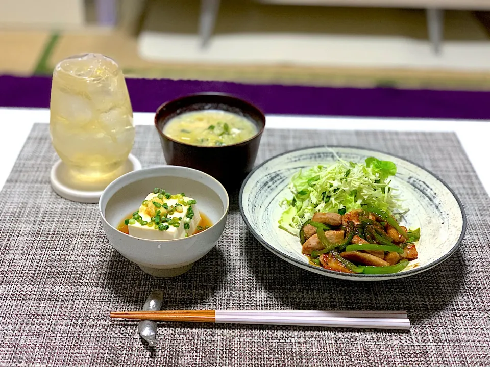 ばんごはん。青椒肉絲、湯豆腐、お味噌汁。|yukiさん