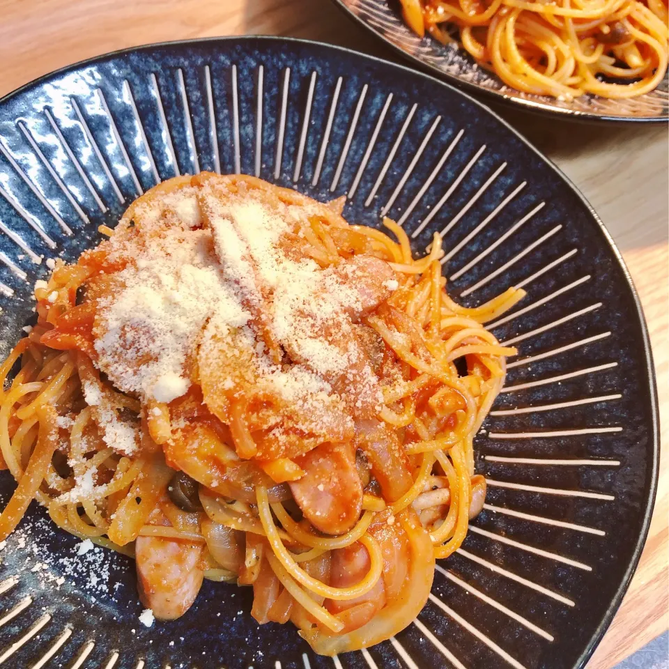 今日のお昼は、玉ねぎ、ウインナー、キノコでナポリタン🍝|海斗さん