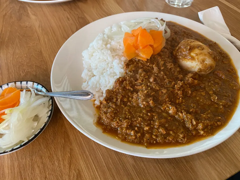 Snapdishの料理写真:キーマカレー極辛、味玉トッピング、ピクルス追加|buhizouさん