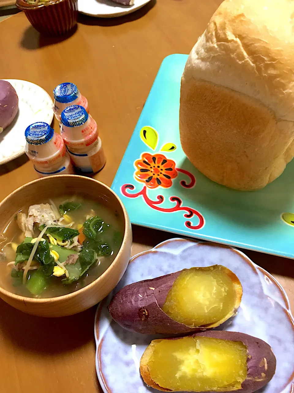 オーブン焼き芋🍠、朝焼き天然酵母パン🍞、中華鍋の残りに生姜のジンジャーシロップ漬けを入れたスープ、ヤクルト🤤|さくたえさん