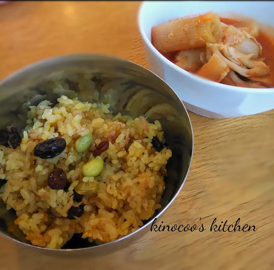 Snapdishの料理写真:長女が作る✨カレーピラフ＆白ネギとカブのトマト味噌スープ|kinocooさん