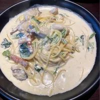 Snapdishの料理写真:広島産かきとグアンチャーレのクリームパスタ|moca777さん