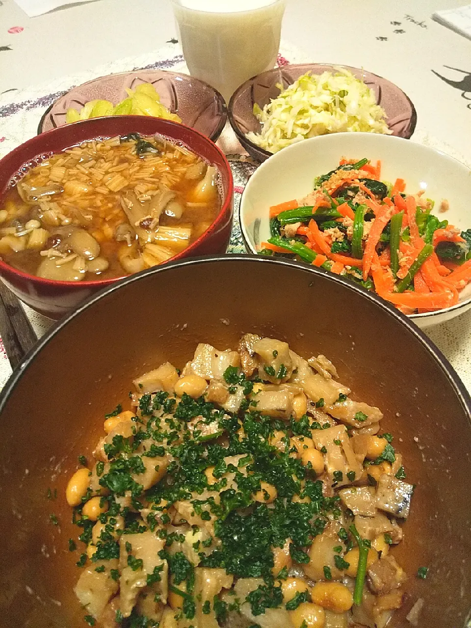 今日の晩御飯
※れんこんと大豆とベーコンのコロコロ炒め
※ほうれん草と人参とツナのエスニックナムル
※きのことワカメのお味噌汁
※酢キャベツ
※セロリの浅漬
※焼酎牛乳割り|れあMIXさん