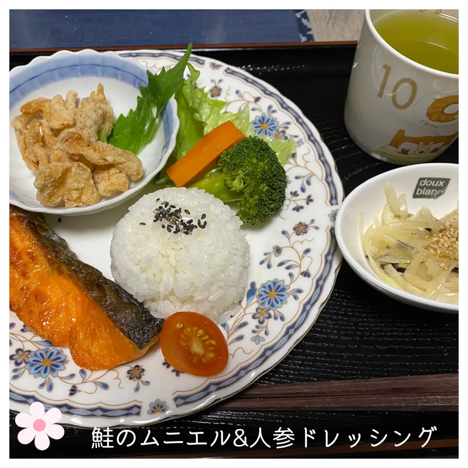 Snapdishの料理写真:鮭のムニエル&鶏皮の唐揚げ&人参ドレッシングがけ蒸し野菜|いのっちさん