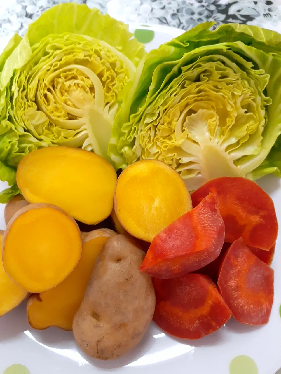 Snapdishの料理写真:🔷農家さんの朝採りキャベツde温野菜🥕🥔🔷|@きなこさん