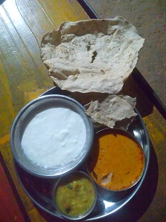 Snapdishの料理写真:Jowar roti, sambar, daal, curd|shashiさん