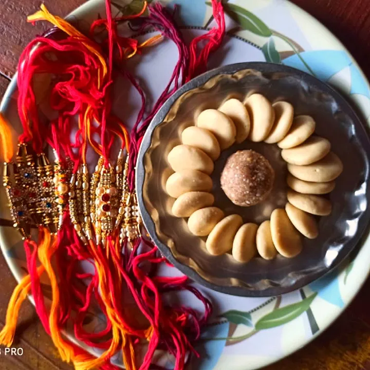 Milk peda and groundnut laddu.|shashiさん