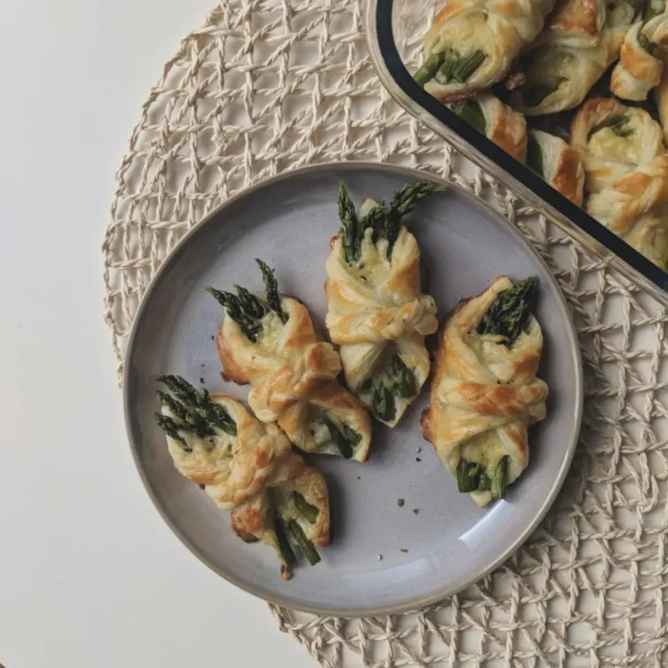 Puff Pastry with Cheese and Asparagus|ecywrさん