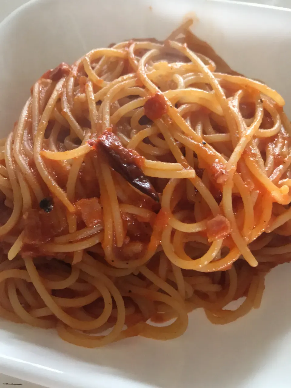 トマト缶で🥫アラビアータ🌶自分で作るとかなり辛くできるからうれしい🥰|ノムリエさん