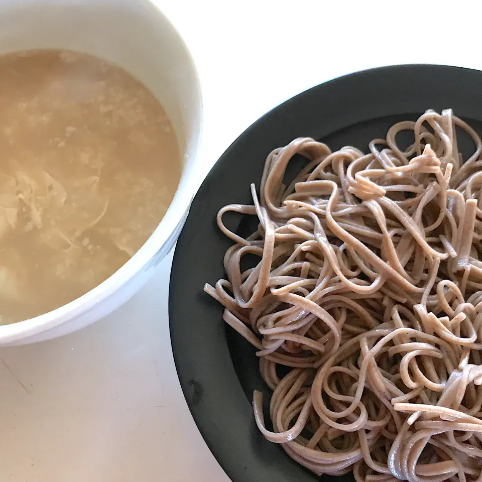 Snapdishの料理写真:本当は湯葉刺しとして買ったんだけど☺️湯葉のつけ蕎麦が食べたくて😋めんつゆなどとあたためました🥰寒いときでもやっぱりお蕎麦冷たいほうが好き|ノムリエさん