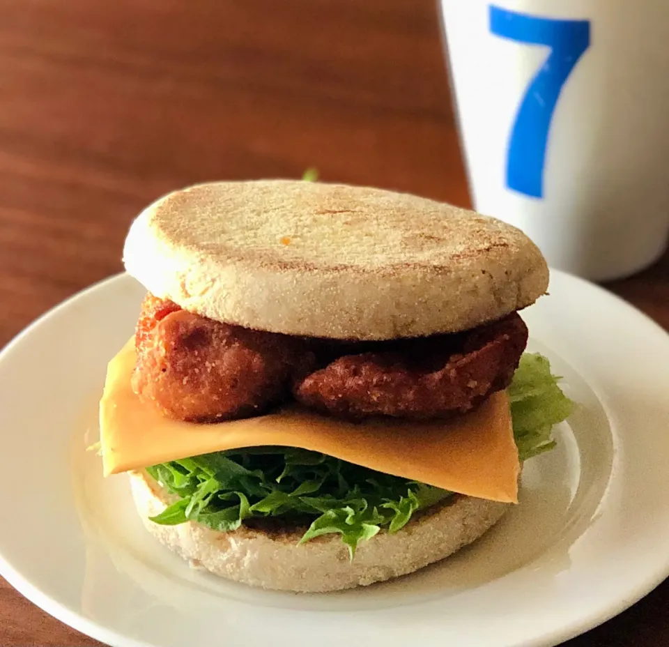 ホットチキンマフィンサンド|マユマユさん