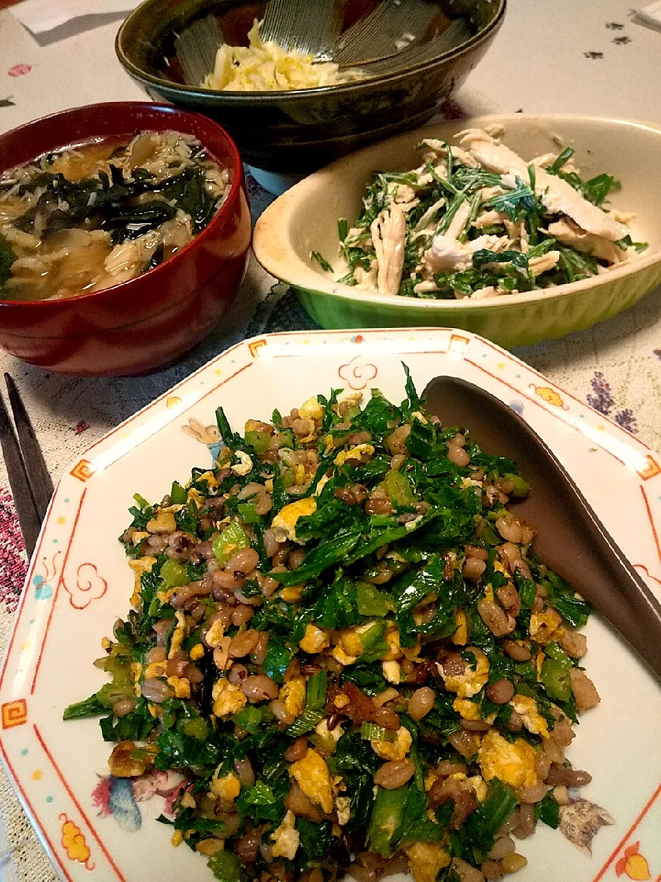 今日のお昼
※セロリの葉のチャーハン～雑穀ご飯
※蒸し鶏とせりのマヨネーズ和え
※酢キャベツ
※きのことワカメのお味噌汁|れあMIXさん