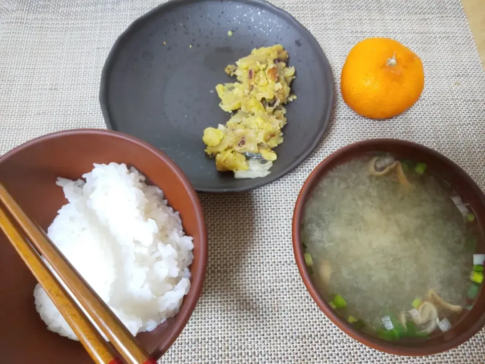 白飯
わかめの味噌汁
ベーコンとじゃがいもとさつまいもと玉ねぎのスライス炒め
みかん|あぎふぁんさん