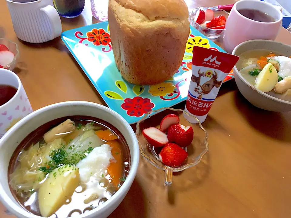 Snapdishの料理写真:ブリオッシュ食パン🍞、ポトフ、紅茶、苺ミルク🍓😍|さくたえさん