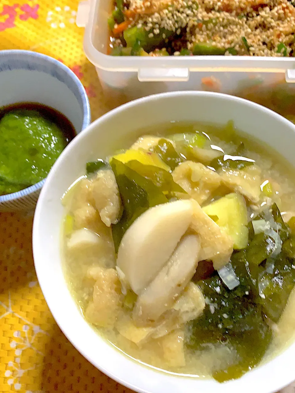 鷄と根菜の汁物　めかぶ　胡瓜キムチ🥒|掛谷節子さん