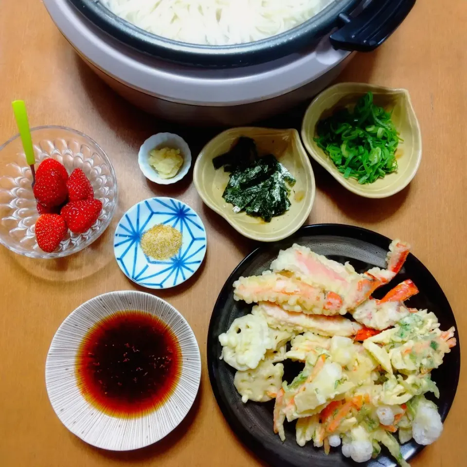 釜揚げ饂飩と天麸羅と苺|真希さん