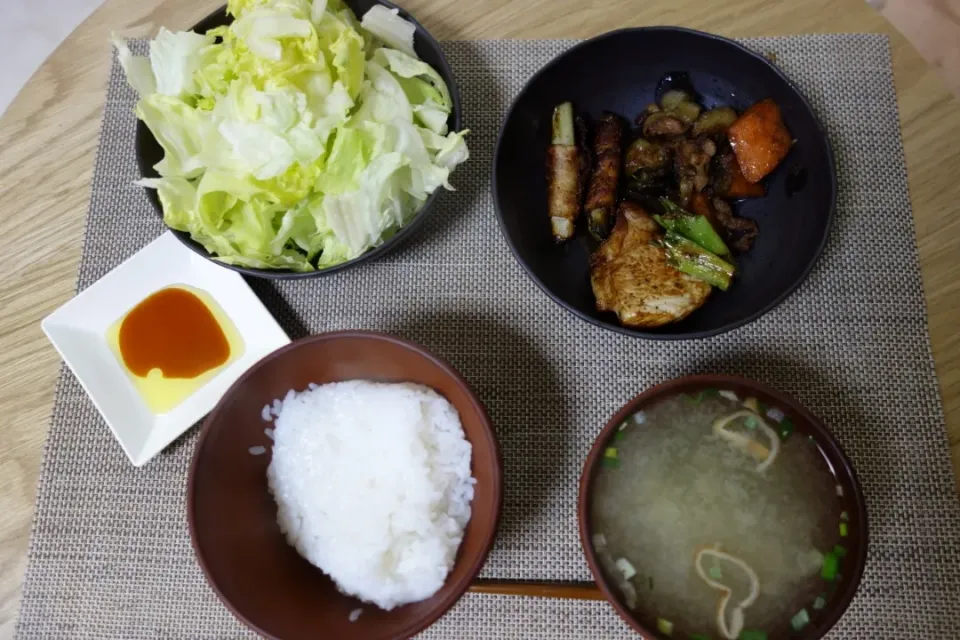 白飯
わかめの味噌汁
ポークステーキ
白ネギの肉巻き
豚と茄子と人参の炒め蒸し
ちぎりレタス|あぎふぁんさん