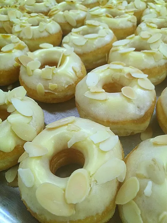 white chocolate almond donut|tikaさん