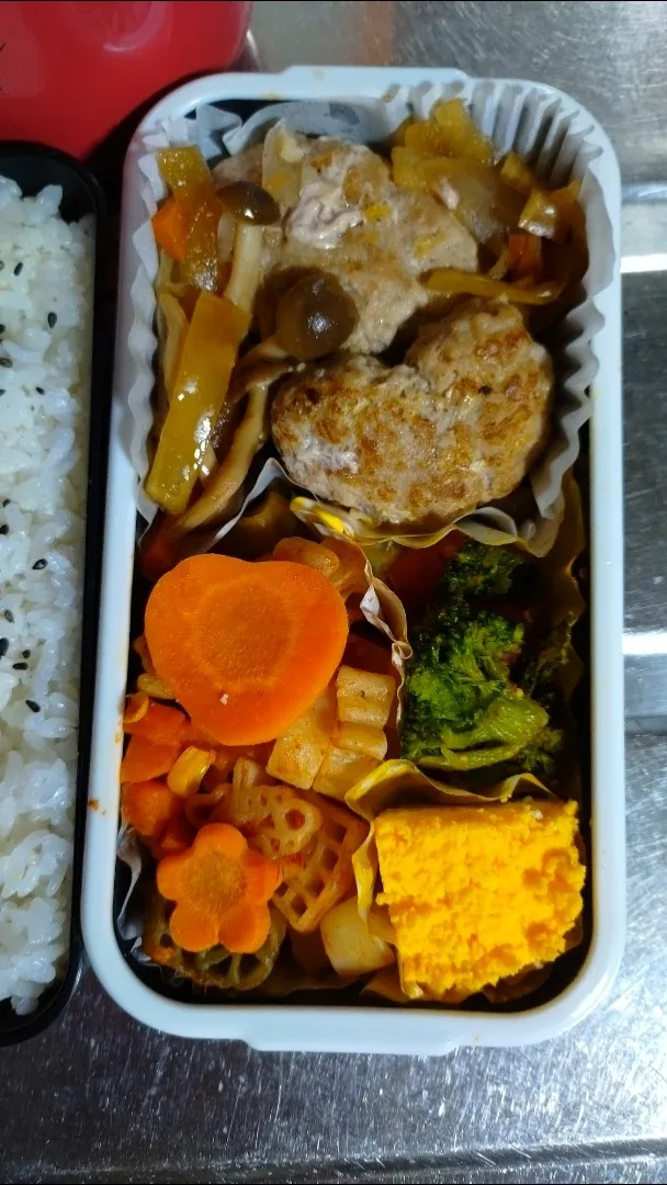 旦那弁当　2021/1/11

ベーコンとウインナースープ
和風ハンバーグ
ブロッコリーとウインナーのカレー炒め
ナポリタン
にんじんのグラッセ
錦糸玉子|ユキヨメ♪さん