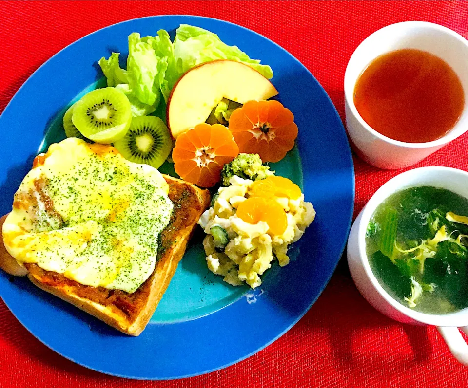 オープンサンド🍞スパイスカレーと焼きチーズ🧀薬膳卵とほうれん草スープ😋玉葱皮🧅の煮出し湯❤️老化防止笑笑💪|HAMI69さん