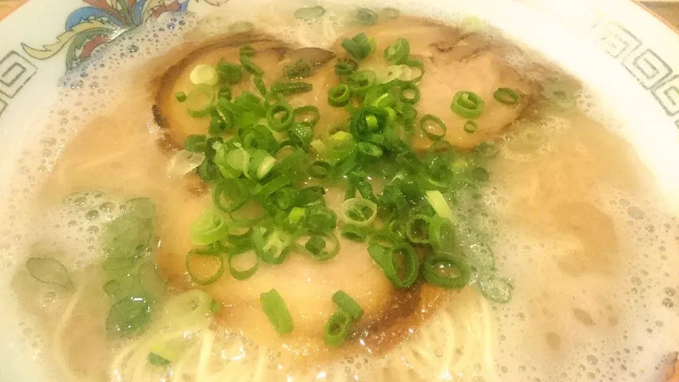 【2018年独立創業】
博多ラーメン でぶちゃん  高田馬場本店
博多ラーメン（麺かた、690円）
＋替玉（ばりかた、通常150円、
ランチタイム無料）
＠高田馬場6分
（JR池袋駅から徒歩25分）
21009|大脇さん