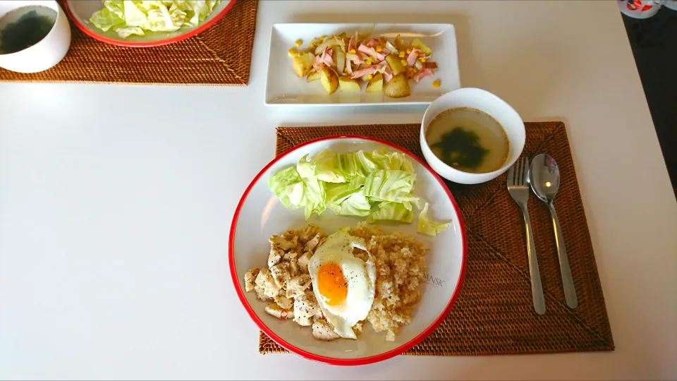 今日の昼食 鶏胸肉のガパオライス、ジャーマンポテト、わかめスープ|pinknari🐰🌈さん