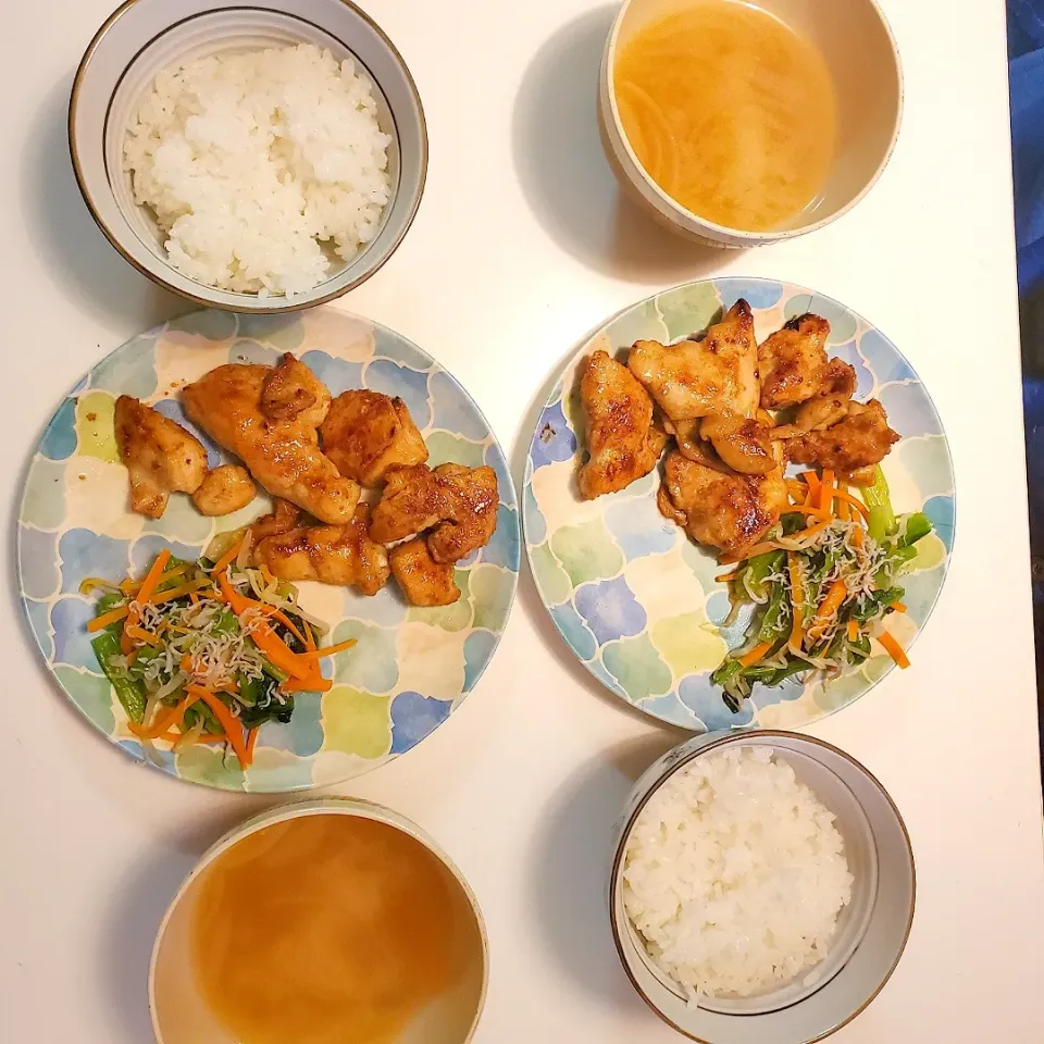 1/10 夜ご飯🌃🍴
鳥もも味噌だれ焼き
ごはん
野菜ナムル
みそ汁|AYAさん