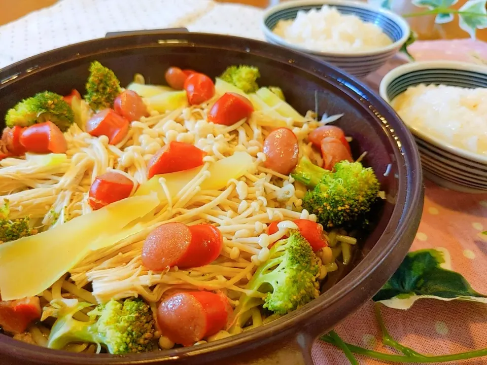 Snapdishの料理写真:今日の昼食★
彩り蒸し野菜と鶏だし粥です。胃に優しい食事にしました。昨日の夕食の残りのプルコギも合わせて食べます(^^)|yuriさん