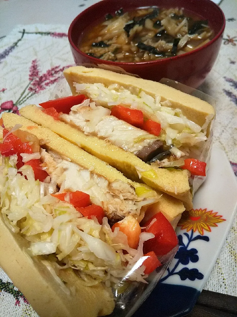 今日のお昼
※おからパウダー蒸しパンでサンドイッチ～ぶりの照り焼きと酢キャベツとパプリカ
※きのことワカメのお味噌汁|れあMIXさん