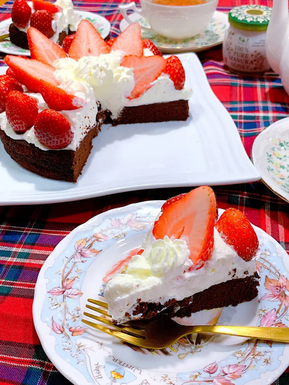 Snapdishの料理写真:#ケーキ #手作りケーキ

三連休最後のお楽しみは(⊹＾◡＾)ノo.♡ﾟ｡*ガトーショコラ+ももいちご|Blueberry🫐さん