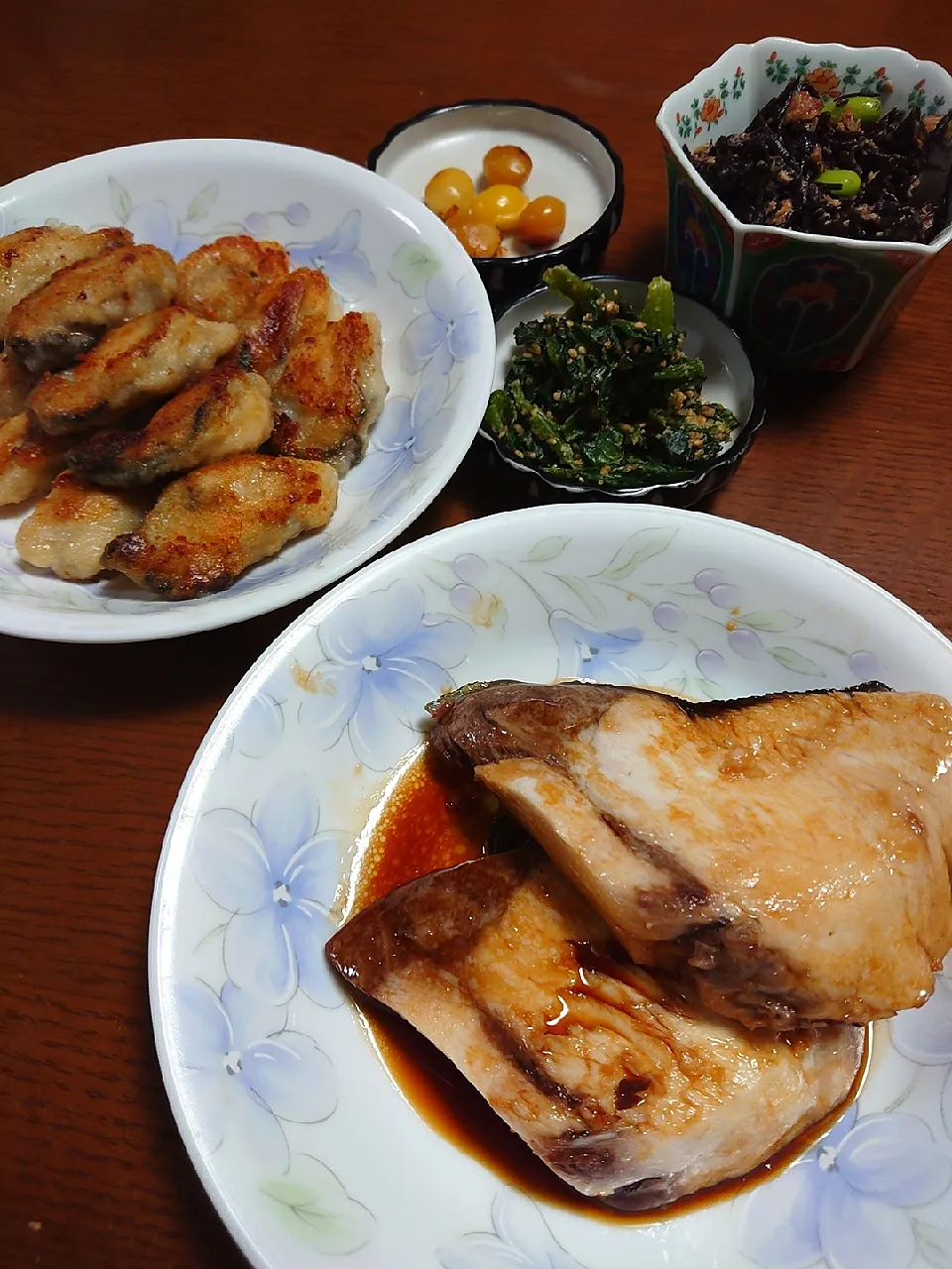 Snapdishの料理写真:ぶりの照り焼き
牡蠣ソテー
ほうれん草胡麻和え
ひじきとイワシ缶枝豆和え
銀杏|ぱやさん