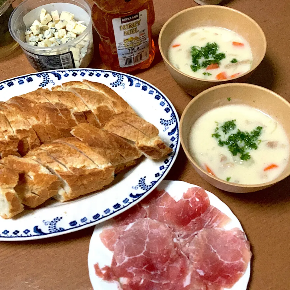 クリームシチュー🍲とフランスパン🥖と生ハム🥓|みんみんさん