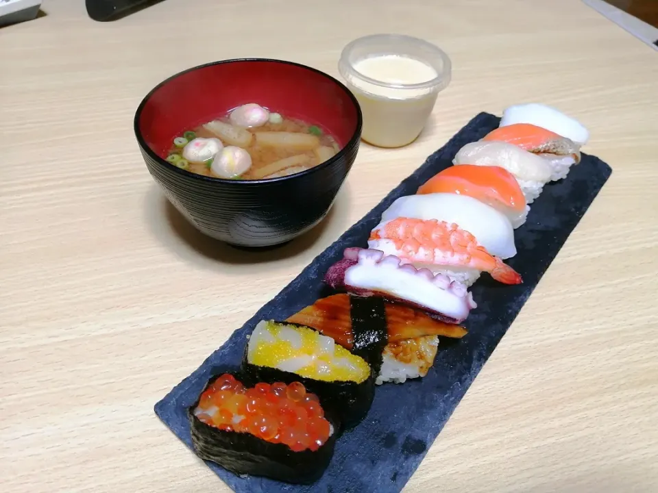 スーパーの寿司　半額
みそ汁
プリン。

これは息子用。父は、さて何食べよう？|ariyo4200さん